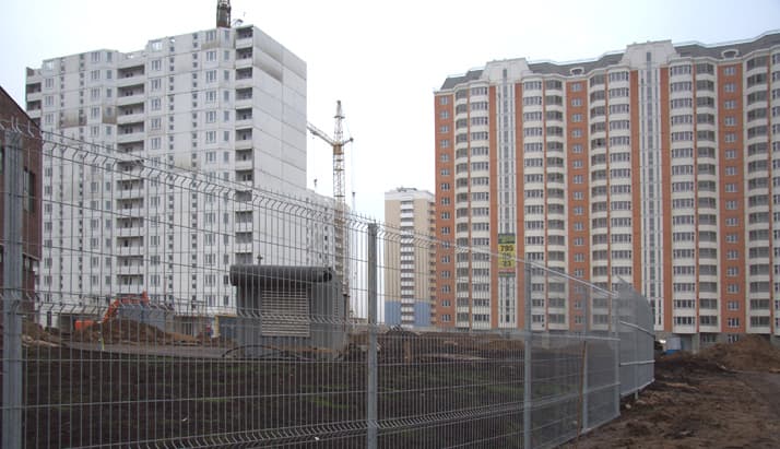 Ограждение места строительства жилого дома